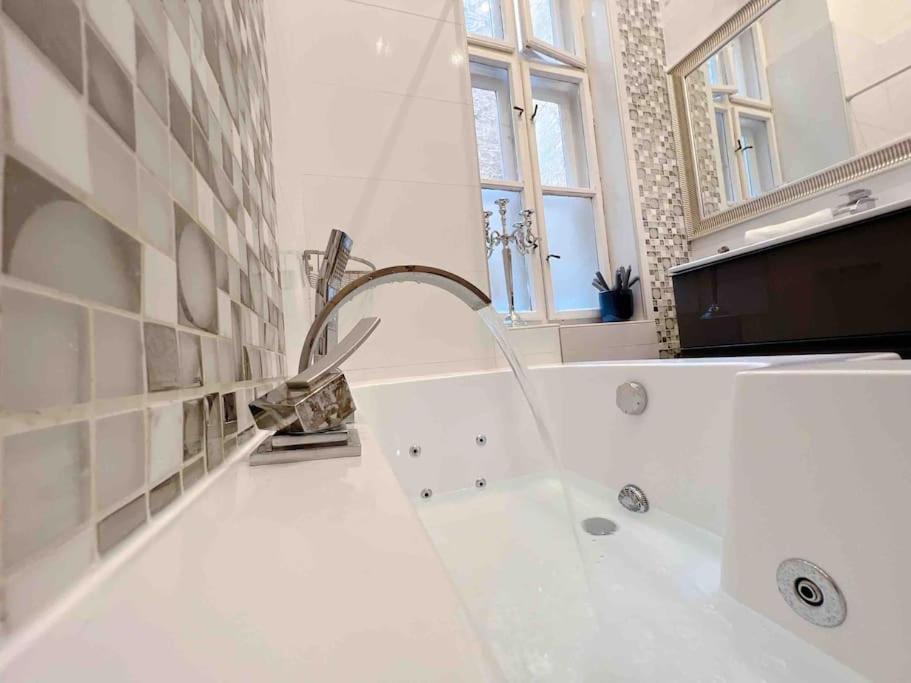 Wellness Duplex Penthouse Sauna & Jacuzzi-heart Of Appartamento Budapest